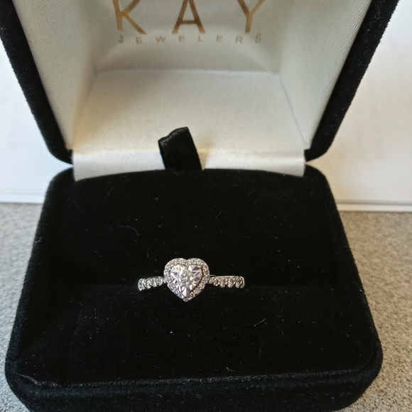 Heart shaped diamond engagement ring - Picture 2 of 4